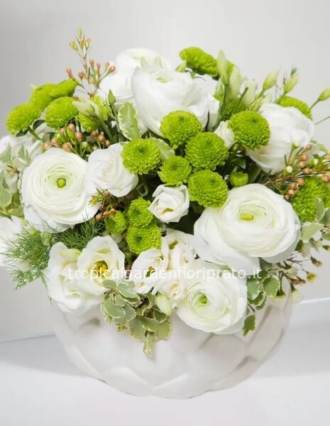 Composizione centrotavola essenziale con fiori bianchi e verdi con ciotola in pvc