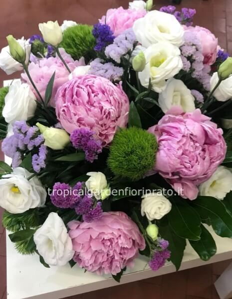 Centrotavola essenziale con peonie e fiori misti