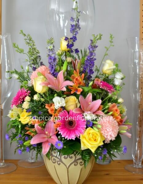Composizione grande di fiori multicolor con vaso in pvc