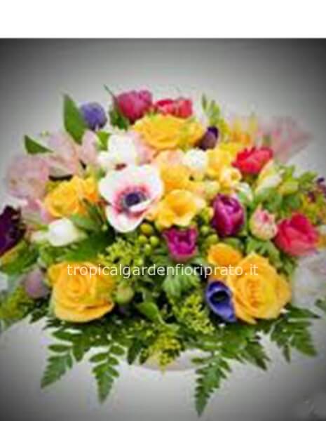 Composizione essenziale di fiori multicolor