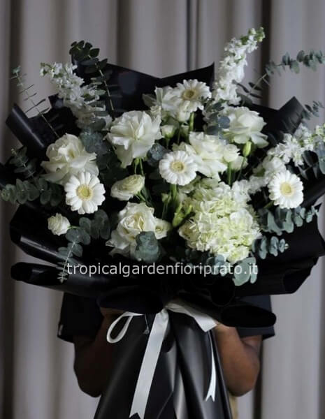 Bouquet essenziale con fiori bianchi e carta nera