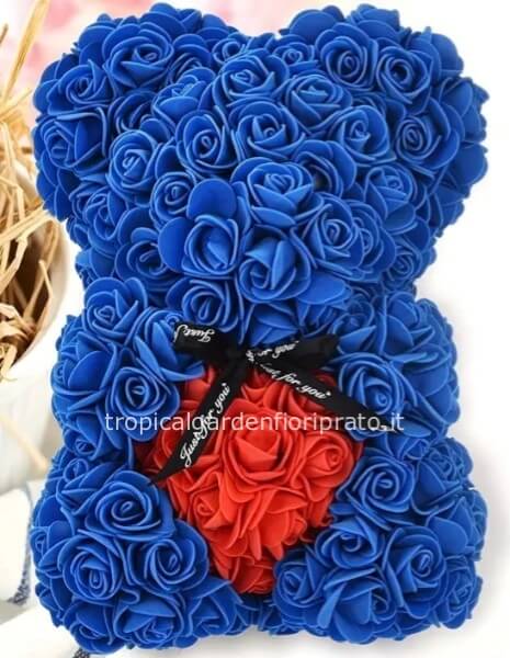 Orsacchiotto di rose blu con cuore rosso