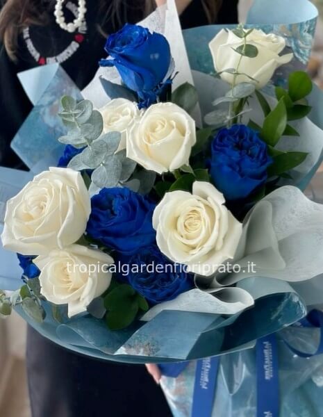 Bouquet con rose blu e bianche