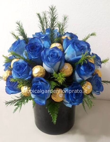 Flower box con rose blu e cioccolatini