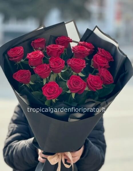 Mazzo di rose rosse trendy a gambo lungo con carta nera