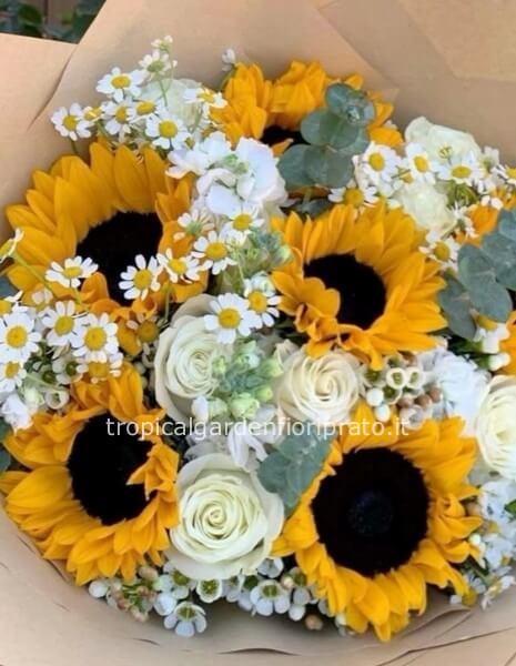 Bouquet essenziale con girasoli , rose e fiori bianchi