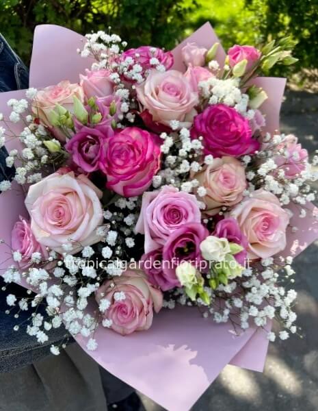 Bouquet essenziale tenerezza. Con rose, lisianthus e gypsophila
