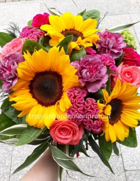 Bouquet essenziale di girasoli e fiori rosa di stagione