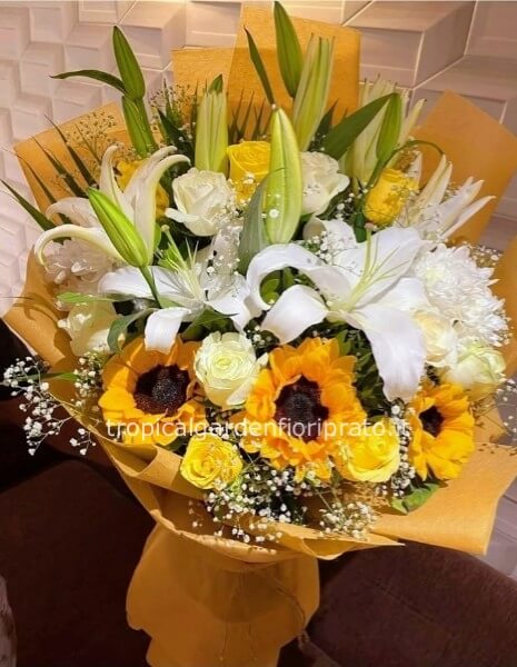 Bouquet con lilium,rose e fiori di stagione bianchi e gialli
