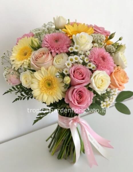 Bouquet compatto essenziale con rose e fiori di stagione, colore rosa, bianchi e gialli