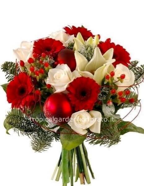 Bouquet essenziale di fiori misti bianco e rosso con elementi natalizi