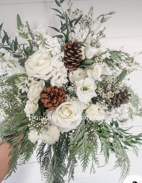 Bouquet essenziale di fiori misti e rose, colore bianco con elementi di buone feste