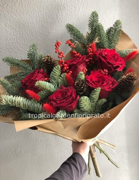 Buoquet di rose rosse a boccio grande con abete , ilex e pigne