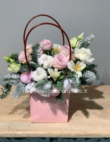 Borsina natalizia essenziale con fiori freschi