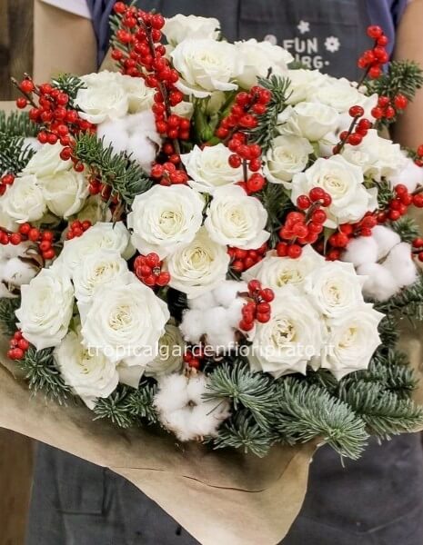 Bouquet natalizio essenziale con rose bianche, ilex ed abete