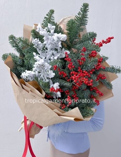 Mazzo essenziale di fiori con rami floccati bianchi, abete ed ilex