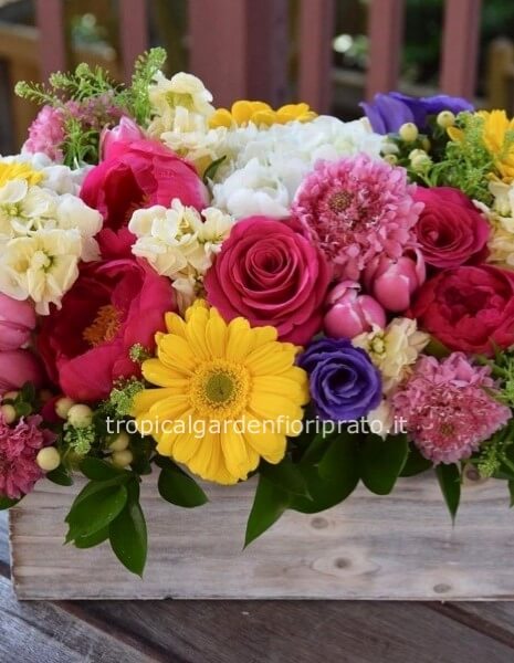 Composizioni fiori multicolor con cassetta