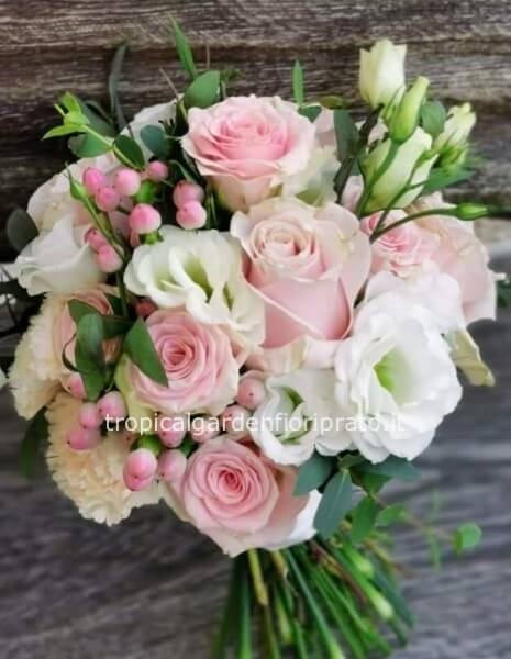 Bouquet essenziale compatto con rose chiare e fiori bianchi