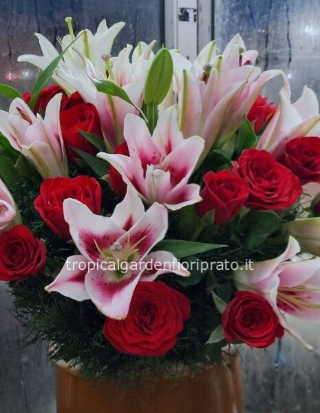 Mazzo lilium rosa e rose rosse a gambo lungo