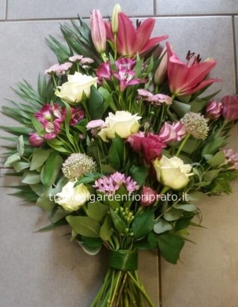 Mazzo funebre essenziale con lilium e fiori misti bianco e rosa