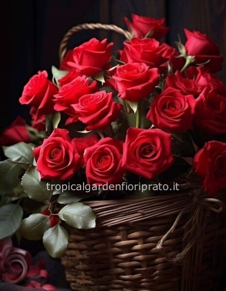 Cestino con rose rosse
