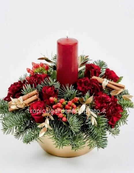 Centrotavola natalizio essenziale con fiori rossi e ciotola di plastica