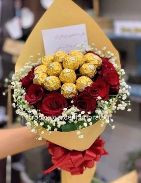 Rose rosse con Ferrero Rocher e gypso