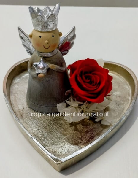 Angelo con cuore e rosa rossa stabilizzata