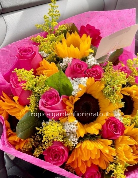 Bouquet essenziale con rose rosa e girasoli