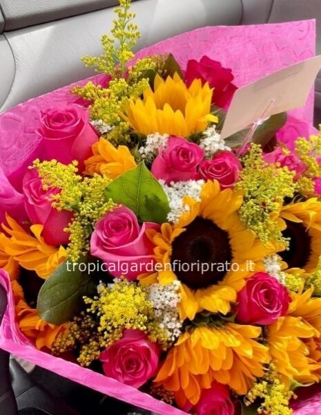 Bouquet con rose rosa e girasoli