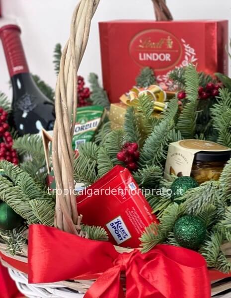Cesto con abete, bottiglia, panettone o pandoro e cioccolatini