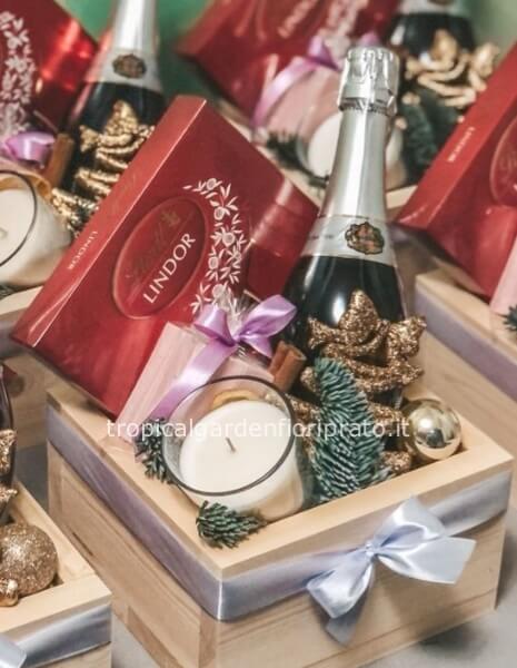 Set con cassetta, bottiglia, candela , scatola cioccolatini e abete