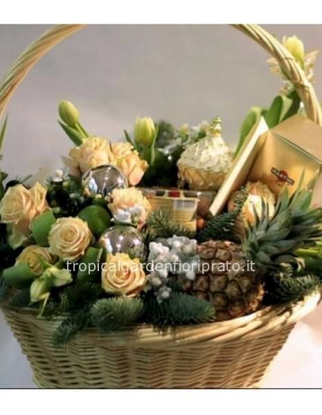 Cesto Natale con fiori, pandoro o panettone, bottiglia, frutta e decorazioni di buone feste