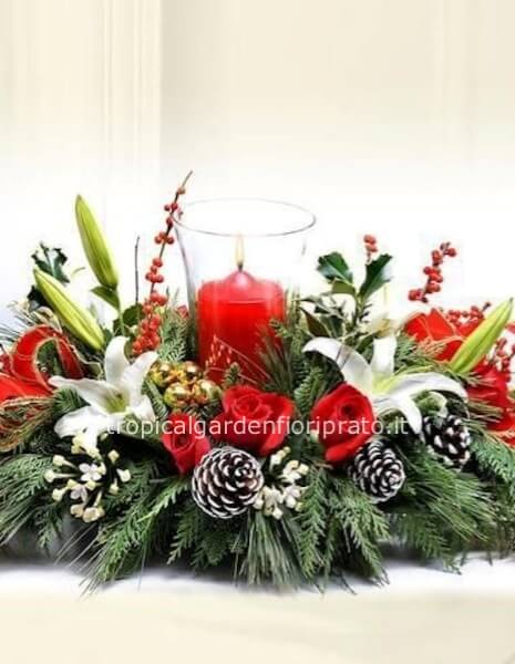 Composizione essenziale natalizia tonda con rose, gigli e candela (senza vaso di vetro)