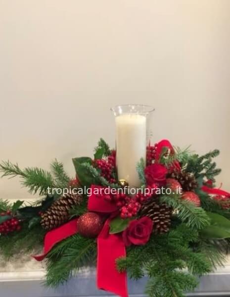 Centrotavola essenziale con rose rosse e candela (senza vaso di vetro)