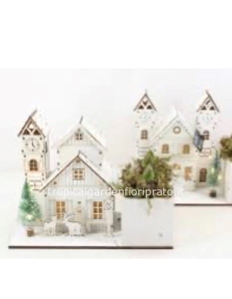 Villaggio di legno con pianta e luci . Dimensione : 26 x 25 cm