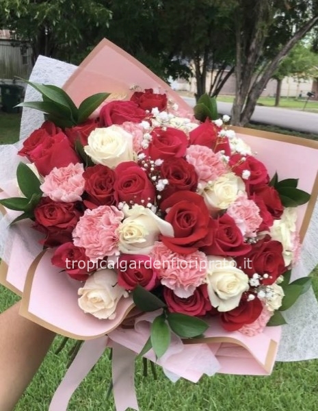 Bouquet essenziale  di rose e garofani colore rosso bianco e rosa