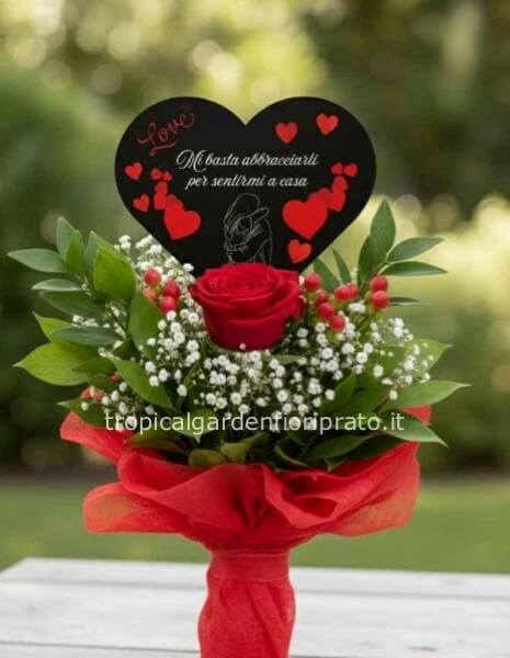 Rosa rossa con cuore dedica , gypsophila ,hypericum e verdi