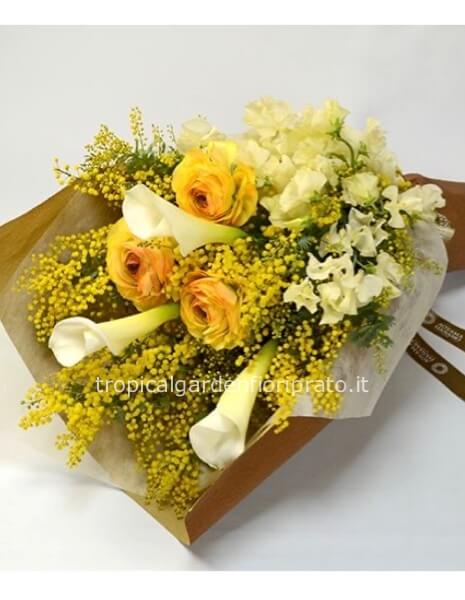 Bouquet essenziale con mimosa, fiori bianchi e gialli