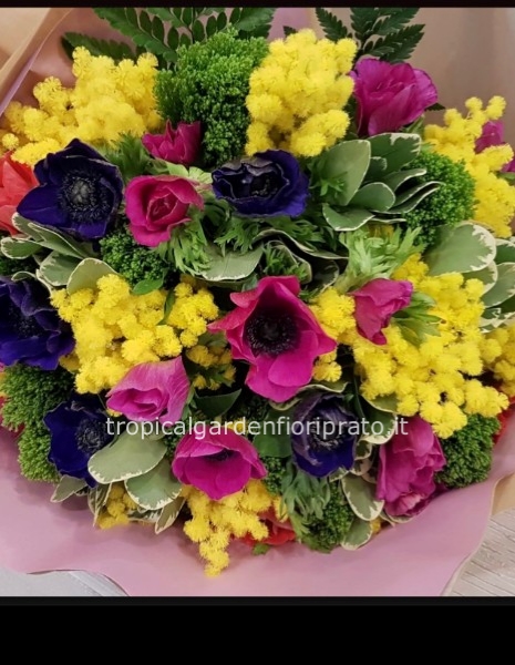 Bouquet con anemoni e mimosa
