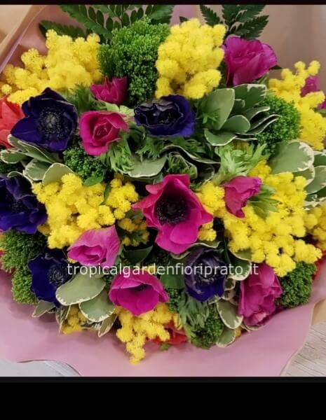 Bouquet essenziale con anemoni e mimosa
