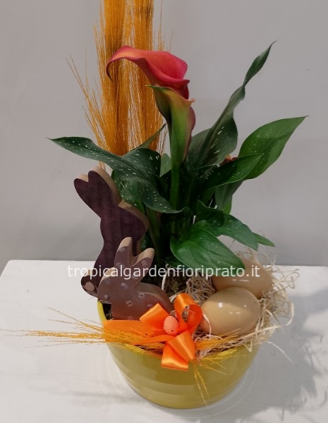 Composizione pasquale con pianta fiorita e decorazioni con conigli , uova e .....vaso ceramica