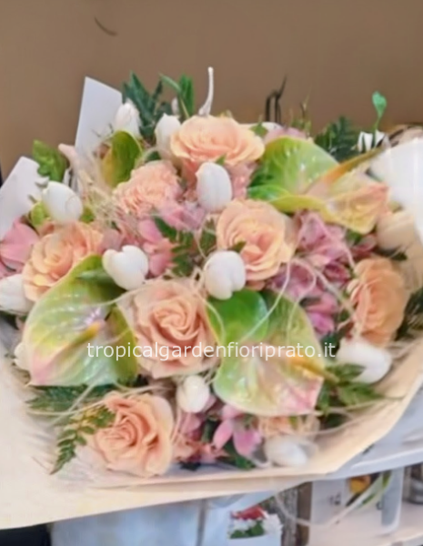Bouquet con anthurium e rose color pastello 