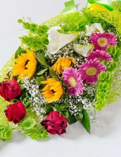 Mazzo lungo di fiori lungo essenziale con fiori misti multicolor e rose rosse