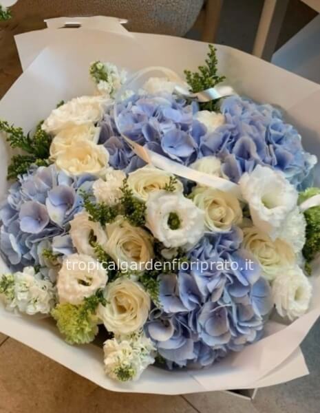 Bouquet Blue Harmony essenziale con ortensie azzurro/blu, rose e lisyanthus bianco