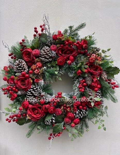Corona natalizia con abete vero, rose rosse di seta, decori rossi e naturali Diametro 35 cm