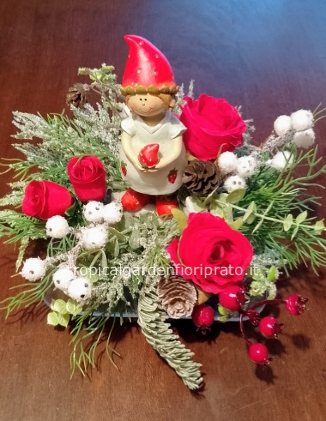Composizione di buone feste con folletto portafortuna e rose